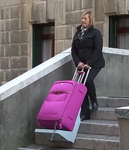 trasportare le valigie pesanti sulle scale